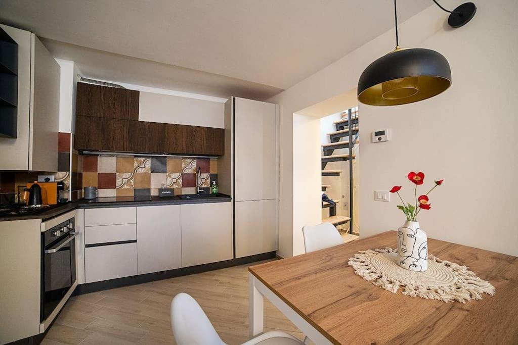 Appartamento Elegante E Moderno A 100 M Dal Duomo LʼAquila Esterno foto